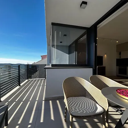 Sandi Hvar * Χβαρ