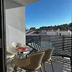 Sandi Hvar *