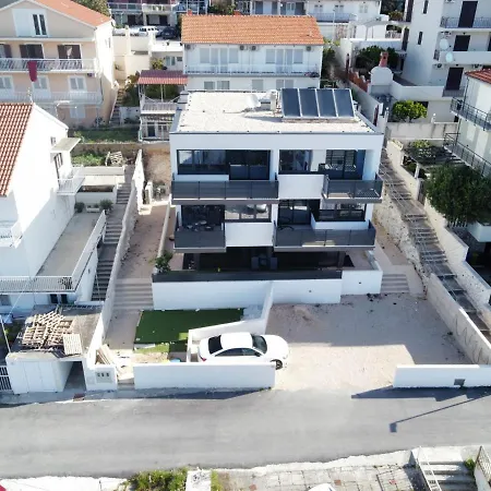 Sandi Hvar