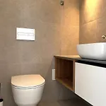 Sandi Hvar *