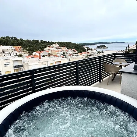 Sandi Hvar